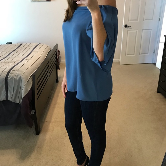 ❌ SOLD ❌ Blue off-the-shoulder top - Picture 4 of 6